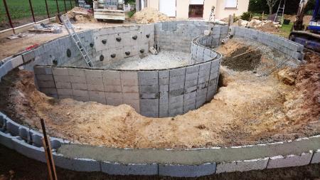 Création d'une piscine naturelle BioNova par votre paysagiste installé à Rennes