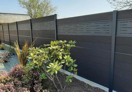 Création d'une clôture en composite et d'une jardinière en palis d'ardoise à Romillé