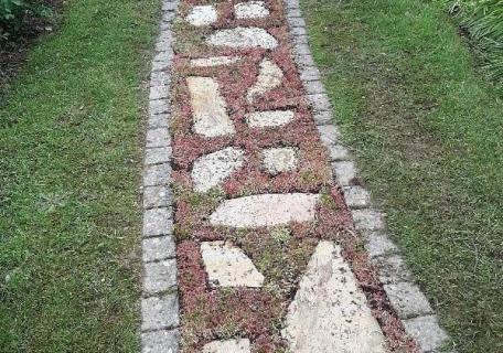 Création d'une allée en pierre brute et d'un tapis de Sedum à Rennes