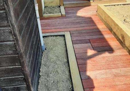 Création d'une terrasse en bois exotique et de jardinières à La Chapelle des Fougeretz