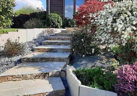 Création d'une terrasse et d'un escalier en pierre naturelle
