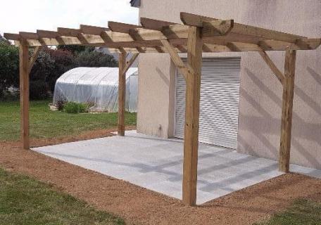 Terrasse et allées en pierre avec une pergola en bois à Tinténiac