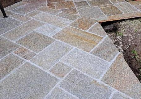 Création d'une terrasse en pierre naturelle à Hédé-Bazouges