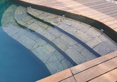 Création d'une terrasse en bois exotique Cumaru autour d'une baignade naturelle