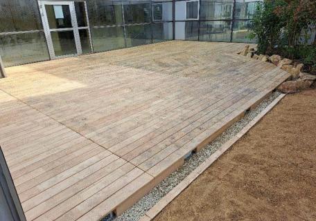 Création d'une terrasse en bois de châtaignier, posée sur plots à Rennes