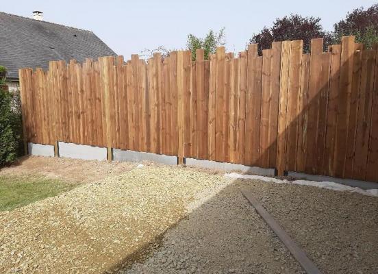 Création d'une clôture en boisavec lames de différentes hauteur, à Betton.