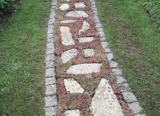 Création d'une allée en pierre brute et d'un tapis de Sedum à Rennes