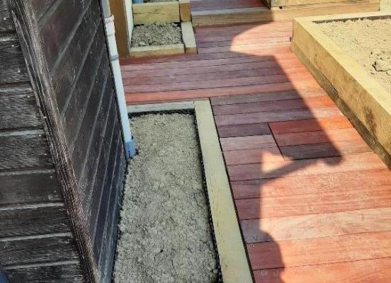 Création d'une terrasse en bois exotique et de jardinières à La Chapelle des Fougeretz