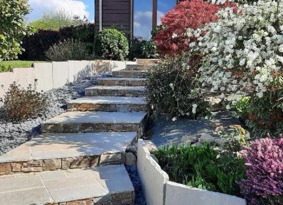 Création d'une terrasse et d'un escalier en pierre naturelle