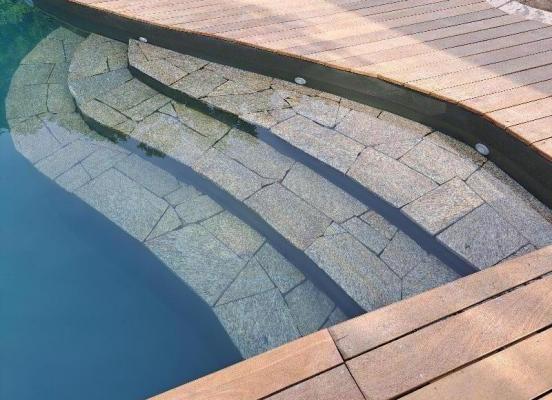 Création d'une terrasse en bois exotique Cumaru autour d'une baignade naturelle