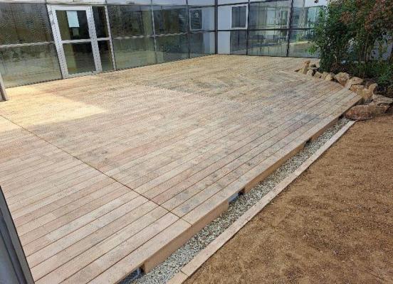 Création d'une terrasse en bois de châtaignier, posée sur plots à Rennes