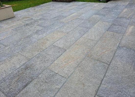 Création d'une terrassse en carrelage grands formats à La Mézière