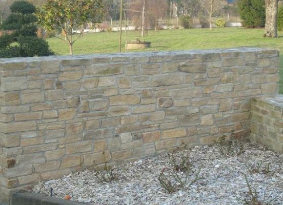 Mur maçonné en pierre - Romillé